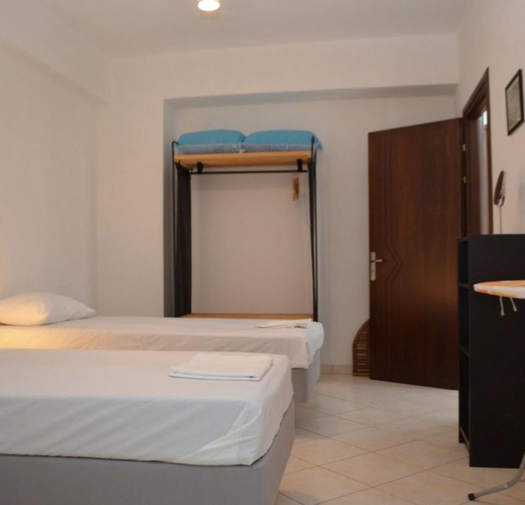Andi Apartment Sarandë Esterno foto